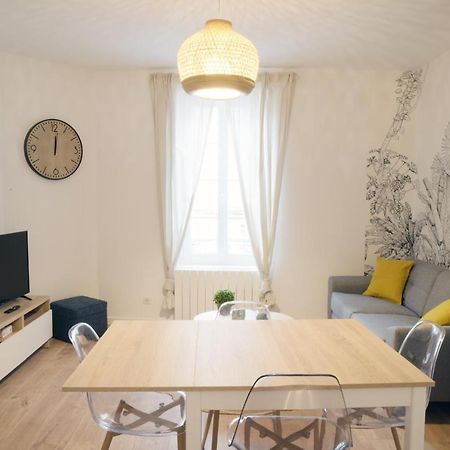 T3 De Charme Situe En Hyper Centre Avec Wifi, Linge, Draps, Savons Et Serviettes Fournis Cognac Ruang foto